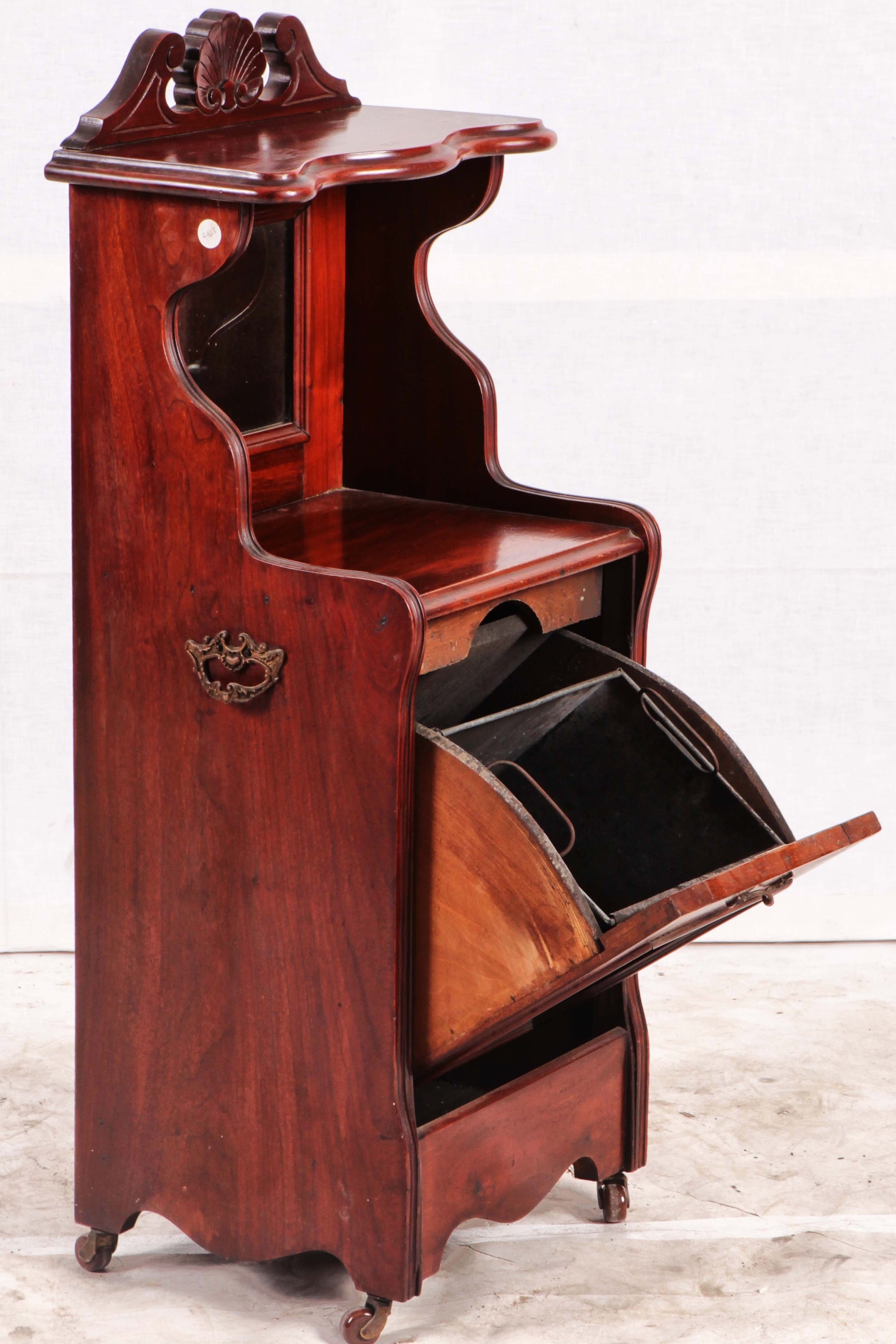 Antico mobile portacarbone inglese del 1900 in noce intagliato