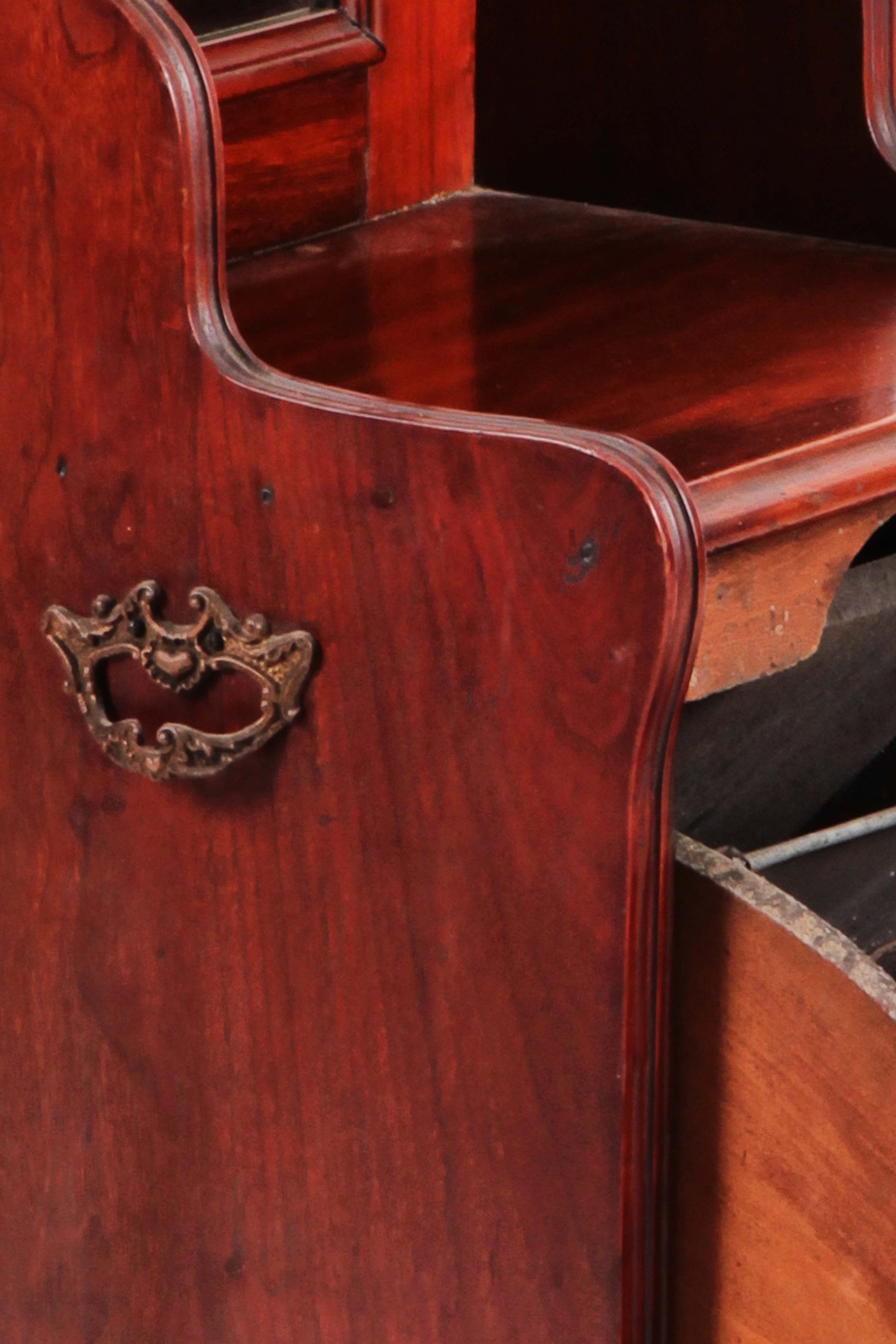 Antico mobile portacarbone inglese del 1900 in noce intagliato
