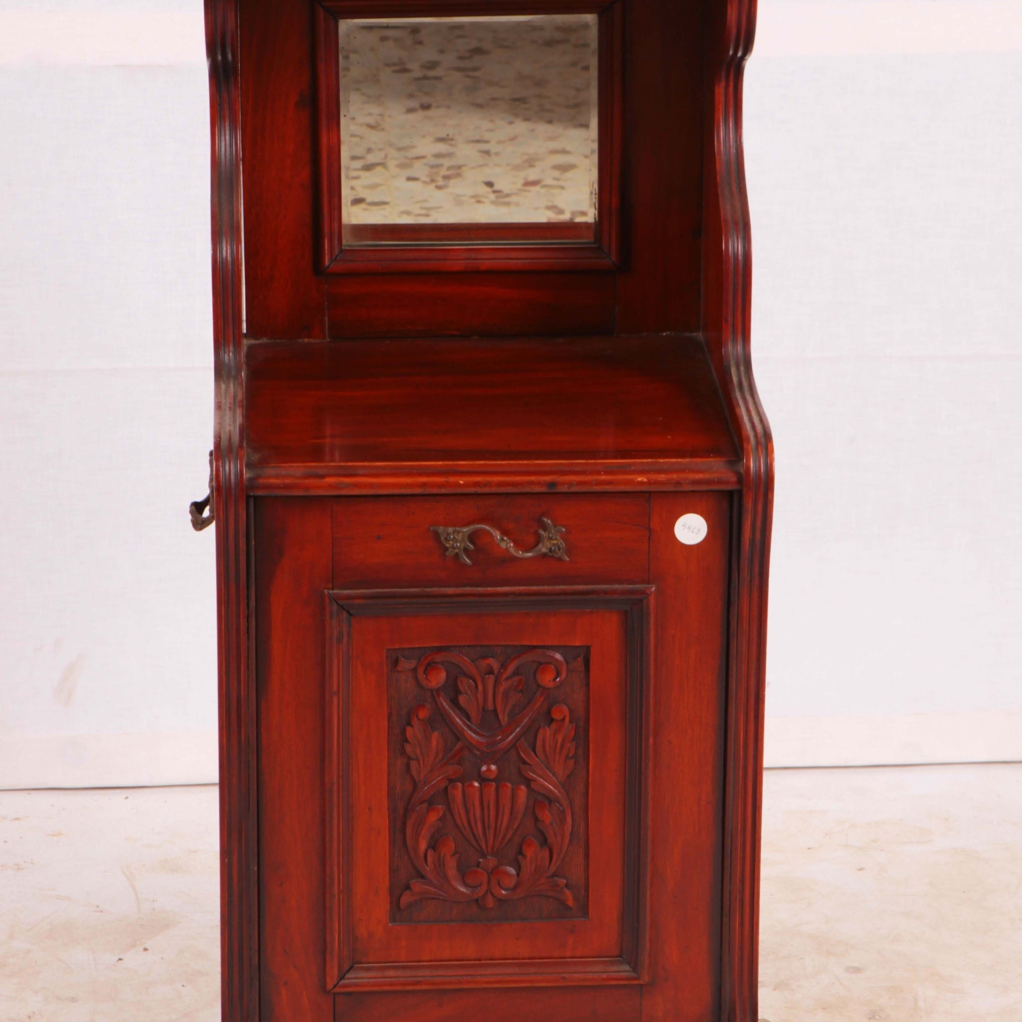Antico mobile portacarbone inglese del 1900 in noce intagliato