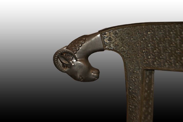 Gruppo di 4 sedie indiane antiche rivestite in metallo con arieti