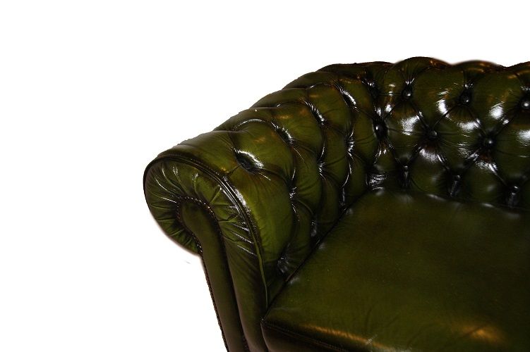 Antico divano inglese chesterfield 2 posti in pelle verde del 1950