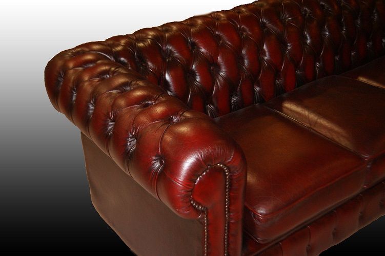 Antico divano Chesterfield inglese del 1950 in pelle rossa 3 posti