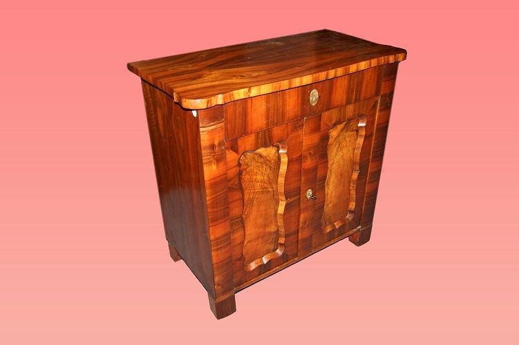 Piccola credenza credenzino biedermeier del 1800 in noce 