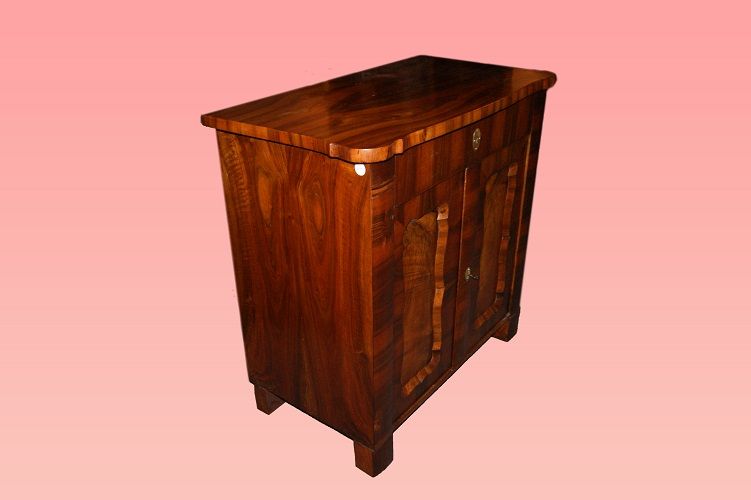 Piccola credenza credenzino biedermeier del 1800 in noce 