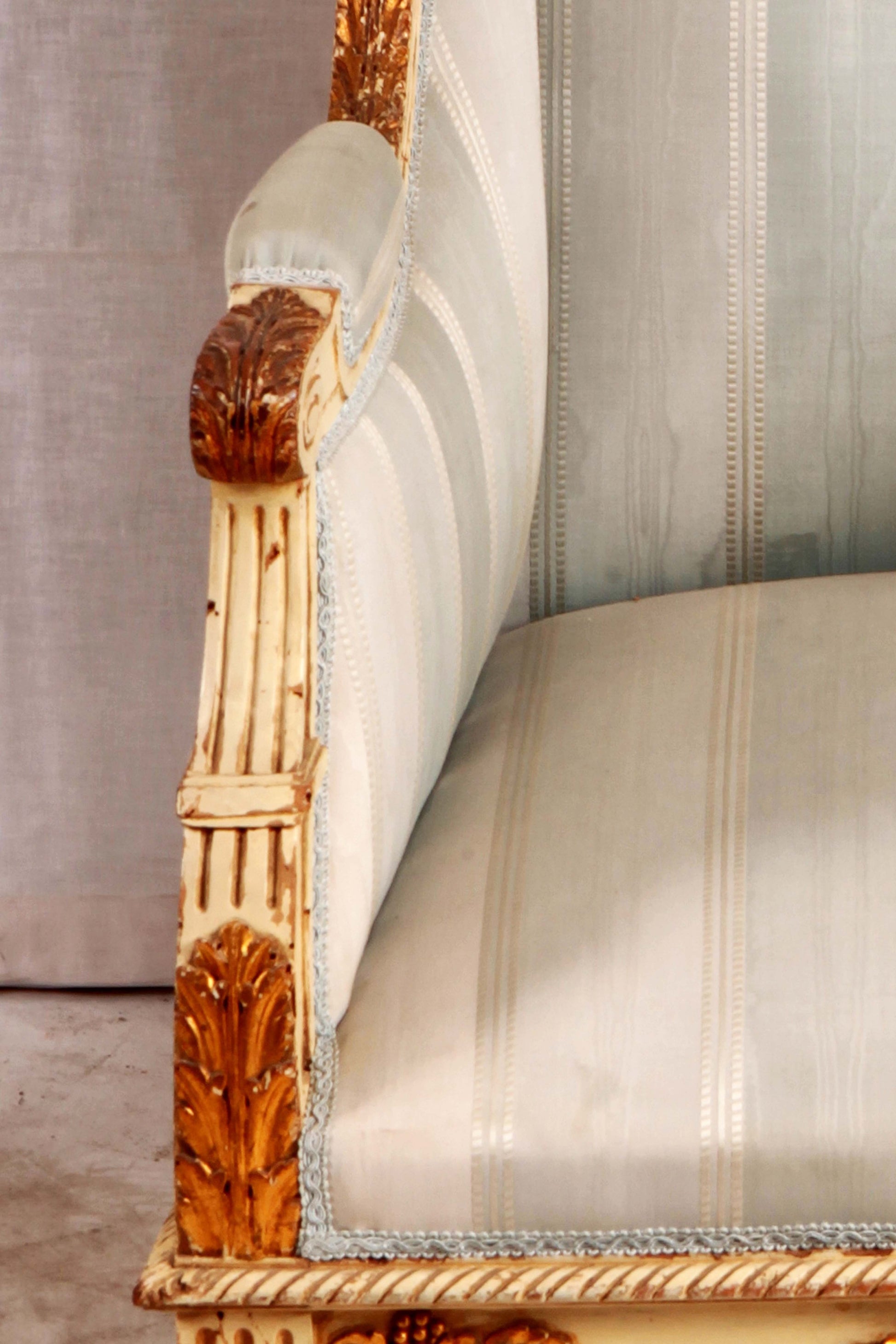 Antiche poltrone francesi in legno intagliato e laccato stile Luigi XV 