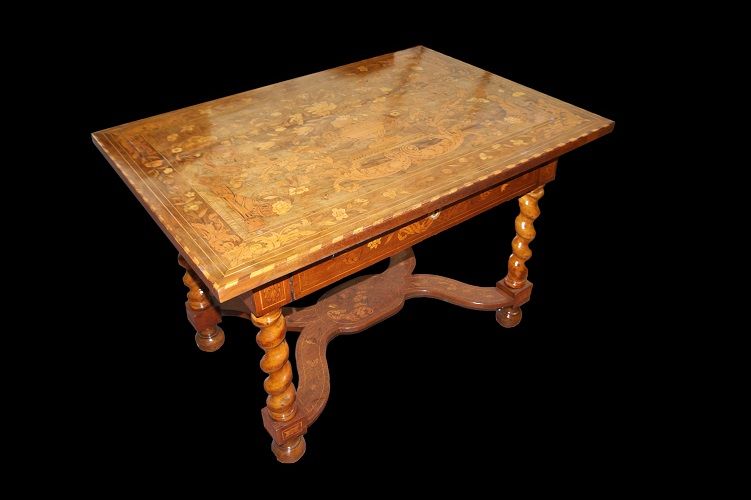Antico tavolo da salotto olandese intarsiato del 1700 in noce