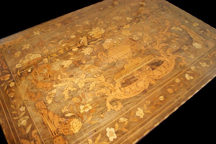 Antico tavolo da salotto olandese intarsiato del 1700 in noce