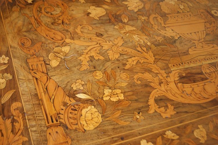 Antico tavolo da salotto olandese intarsiato del 1700 in noce
