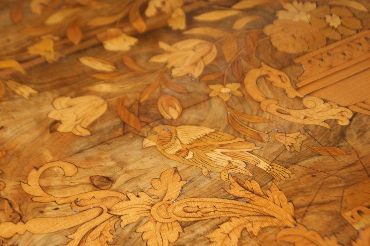 Antico tavolo da salotto olandese intarsiato del 1700 in noce