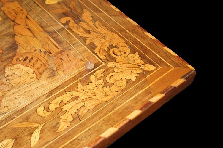 Antico tavolo da salotto olandese intarsiato del 1700 in noce