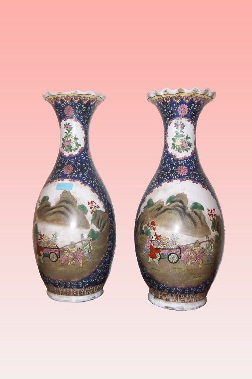 Coppia di antichi vasi cinesi in porcellana bianca decorata blu