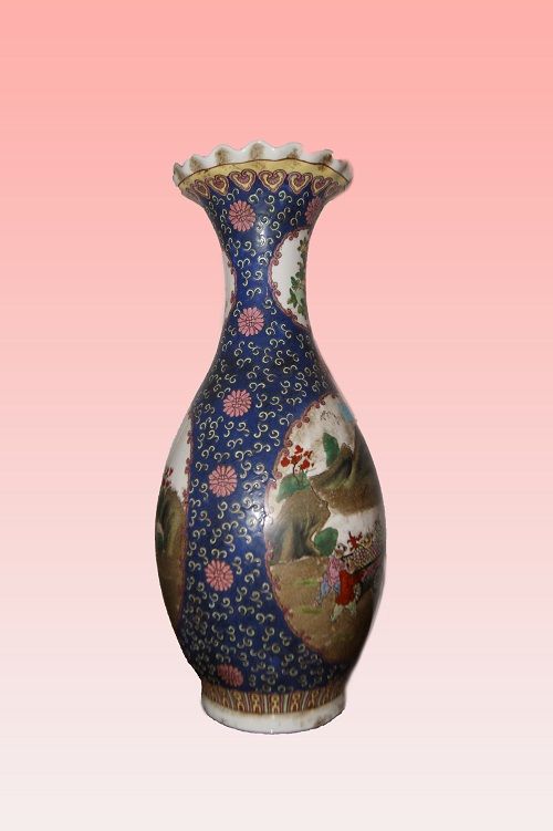Coppia di antichi vasi cinesi in porcellana bianca decorata blu
