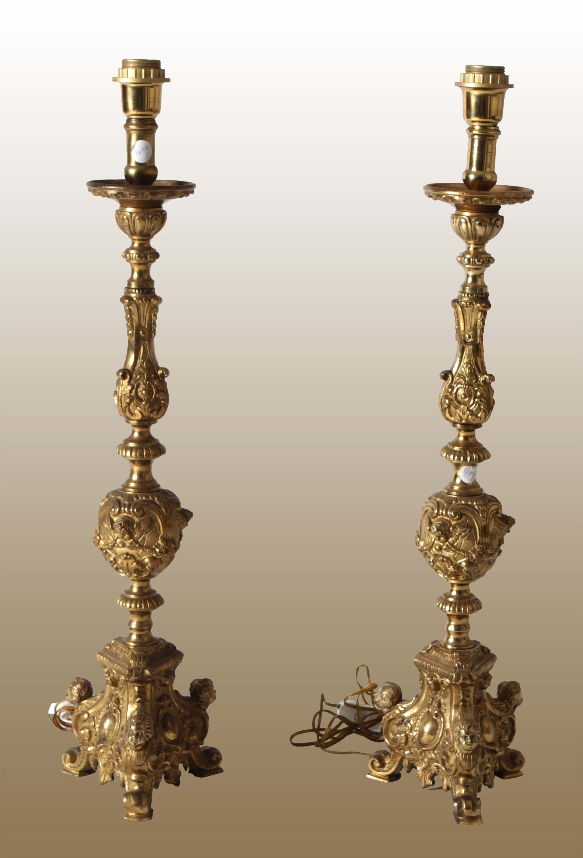 Coppia di antichi candelabri francesi del 1800 in bronzo dorato