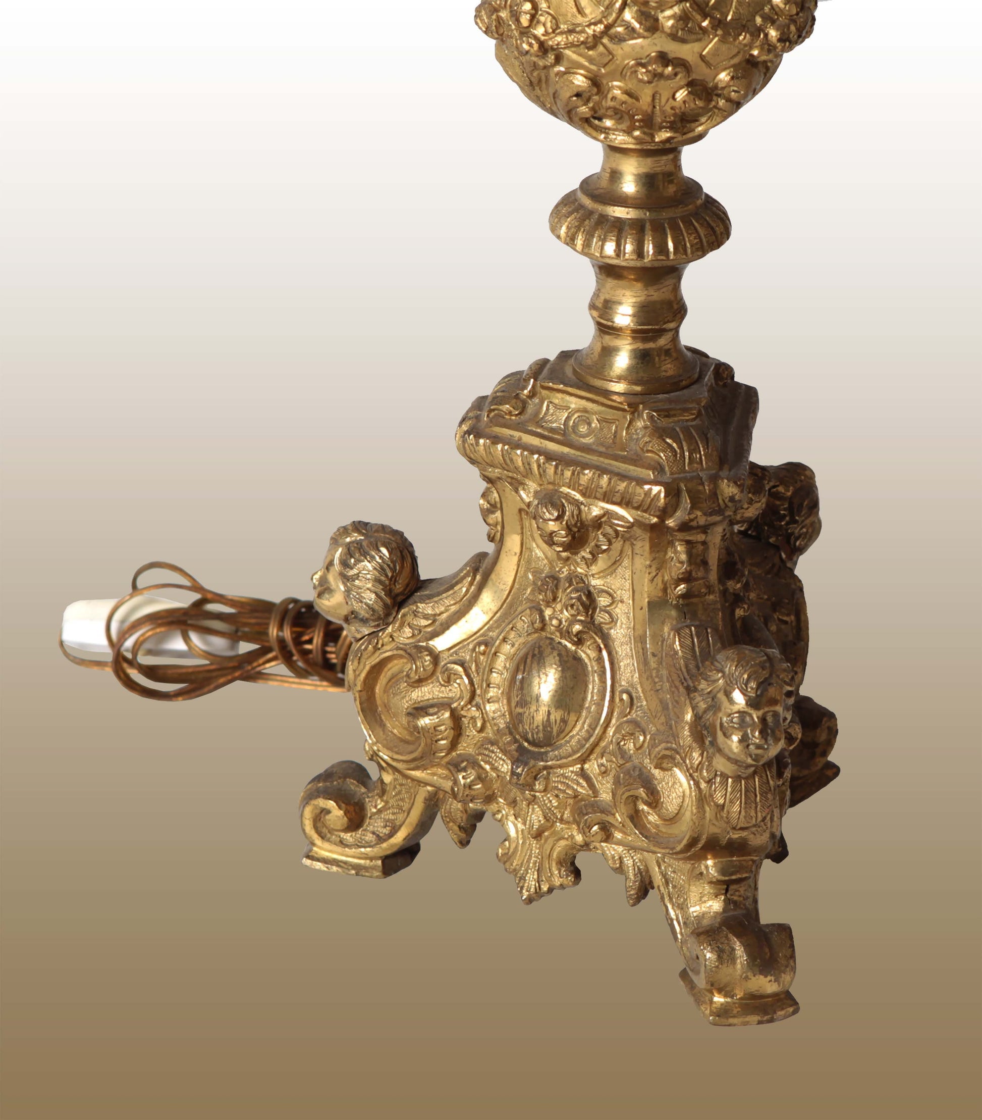 Coppia di antichi candelabri francesi del 1800 in bronzo dorato