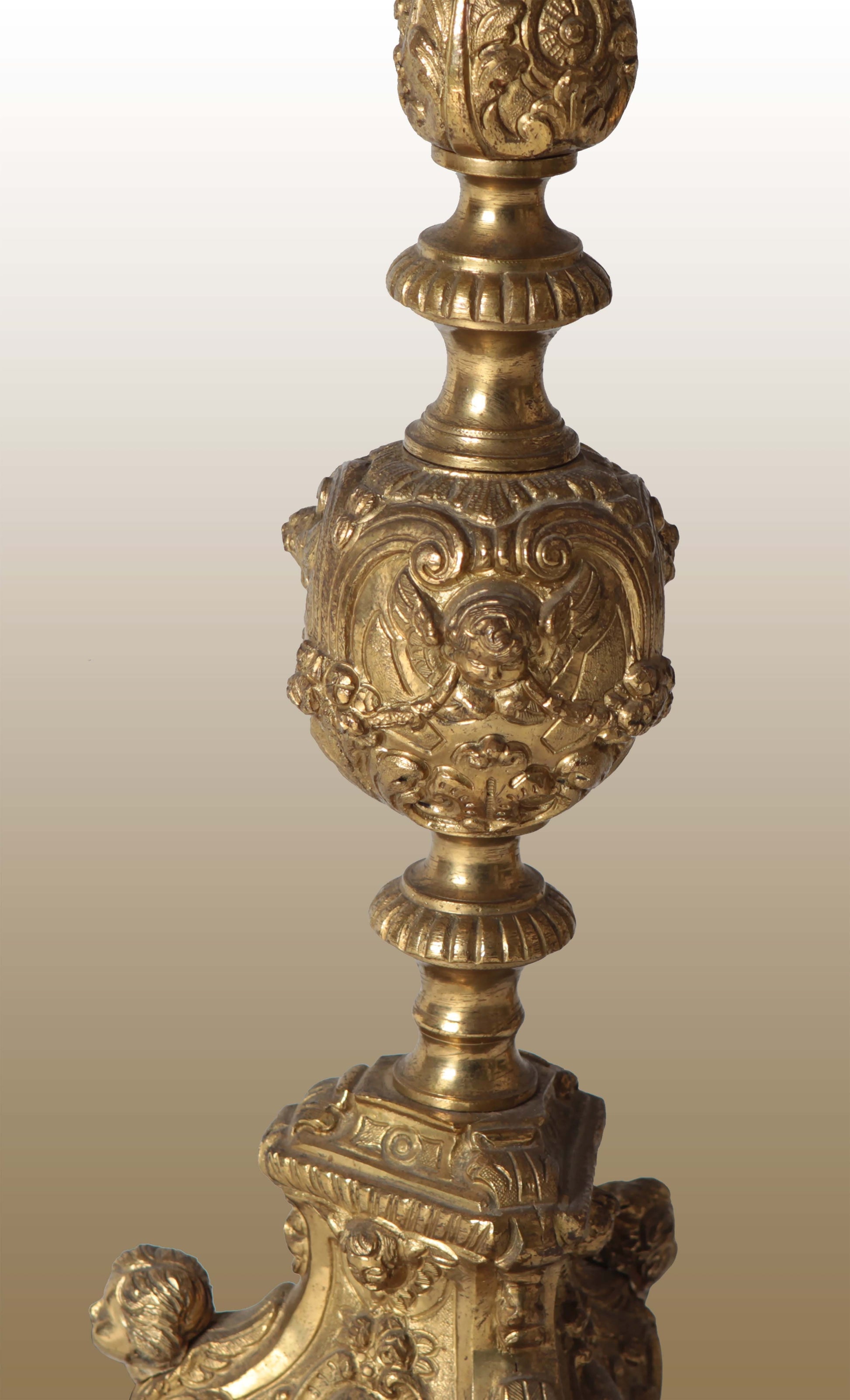 Coppia di antichi candelabri francesi del 1800 in bronzo dorato