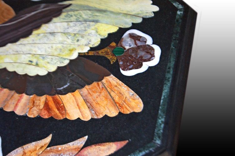 Tavolino ottagonale in marmo con intarsio in pietre dure