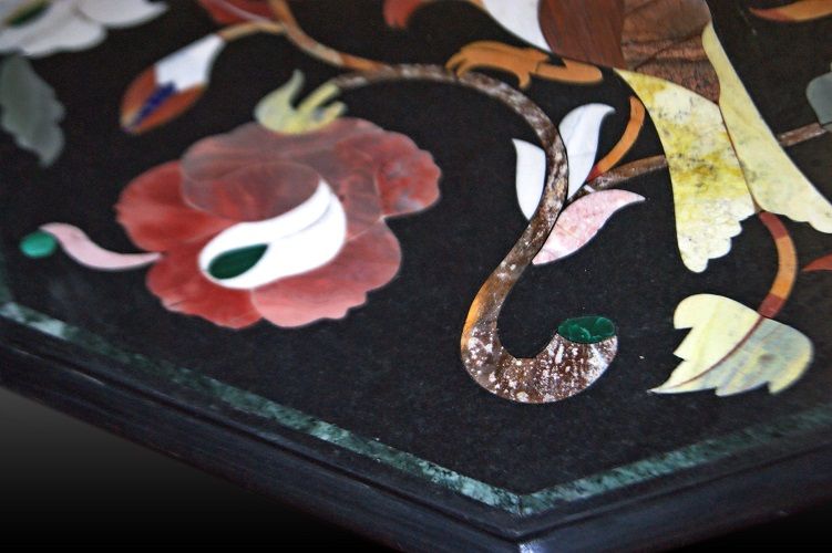 Tavolino ottagonale in marmo con intarsio in pietre dure