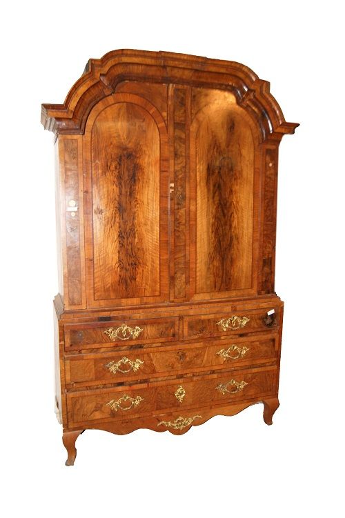 Stupendo antico armadio Austriaco stile Transizione del 1700 in legno di noce con applicazioni in bronzo Mobile Molto Raro e di stupenda manifattura 