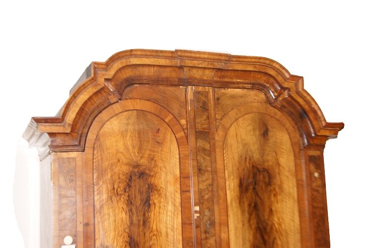 Stupendo antico armadio Austriaco stile Transizione del 1700 in legno di noce con applicazioni in bronzo Mobile Molto Raro e di stupenda manifattura 