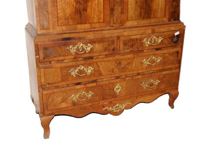 Stupendo antico armadio Austriaco stile Transizione del 1700 in legno di noce con applicazioni in bronzo Mobile Molto Raro e di stupenda manifattura 