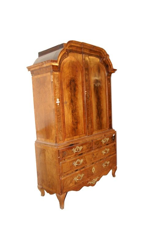 Stupendo antico armadio Austriaco stile Transizione del 1700 in legno di noce con applicazioni in bronzo Mobile Molto Raro e di stupenda manifattura 