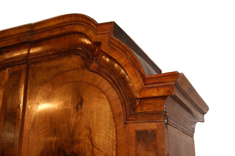 Stupendo antico armadio Austriaco stile Transizione del 1700 in legno di noce con applicazioni in bronzo Mobile Molto Raro e di stupenda manifattura 