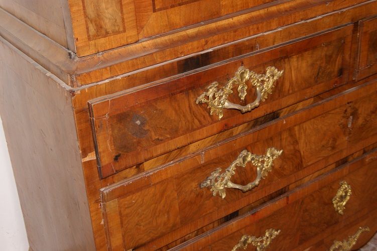 Stupendo antico armadio Austriaco stile Transizione del 1700 in legno di noce con applicazioni in bronzo Mobile Molto Raro e di stupenda manifattura 