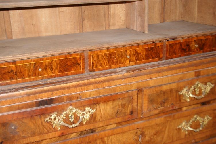 Stupendo antico armadio Austriaco stile Transizione del 1700 in legno di noce con applicazioni in bronzo Mobile Molto Raro e di stupenda manifattura 