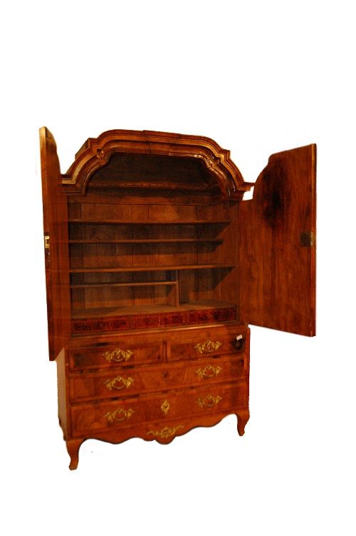 Stupendo antico armadio Austriaco stile Transizione del 1700 in legno di noce con applicazioni in bronzo Mobile Molto Raro e di stupenda manifattura 