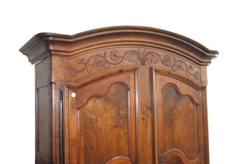 Bellissimo armadio antico stile provenzale del 1700 in legno di noce con due ante chiuse cappello e motivo di intaglio 