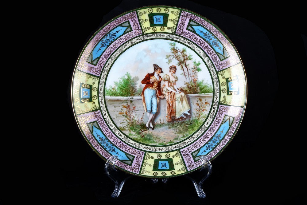 Antico grande piatto in porcellana di Vienna decorato in policromia