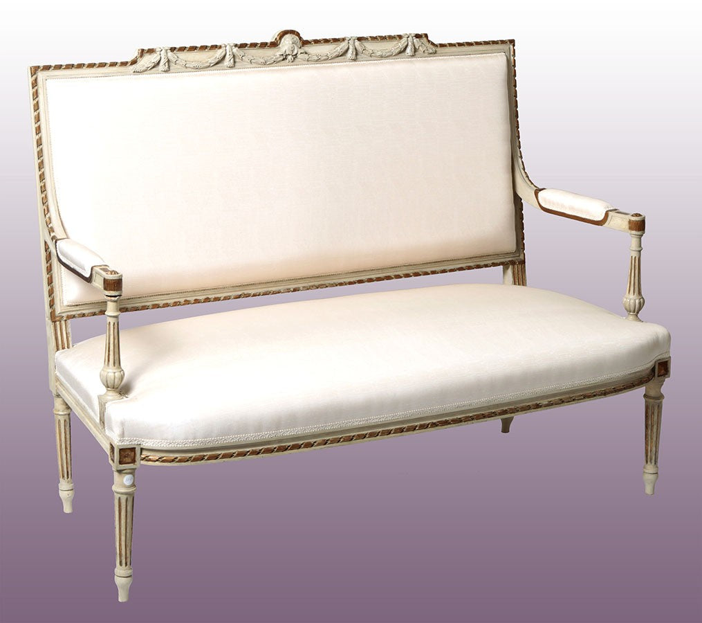 Antico divanetto francese in legno laccato tappezzato con seta Rubelli