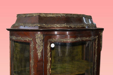 Vetrina francese stile Luigi XV con bronzi e intarsi