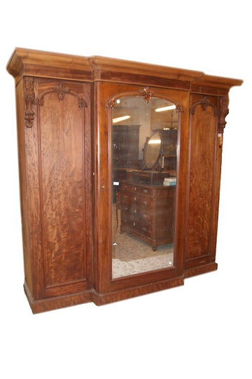 Grande armadio antico del 1800 stile Vittoriano in legno di mogano con 3 ante 2 ante chiuse 1 anta con grande specchio e motivi di intaglio