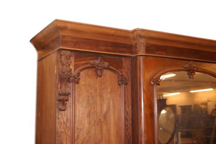 Grande armadio antico del 1800 stile Vittoriano in legno di mogano con 3 ante 2 ante chiuse 1 anta con grande specchio e motivi di intaglio