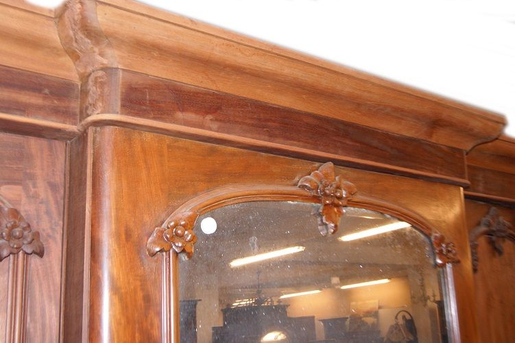 Grande armadio antico del 1800 stile Vittoriano in legno di mogano con 3 ante 2 ante chiuse 1 anta con grande specchio e motivi di intaglio