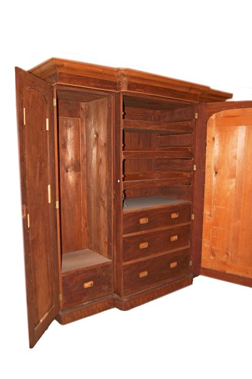 Grande armadio antico del 1800 stile Vittoriano in legno di mogano con 3 ante 2 ante chiuse 1 anta con grande specchio e motivi di intaglio