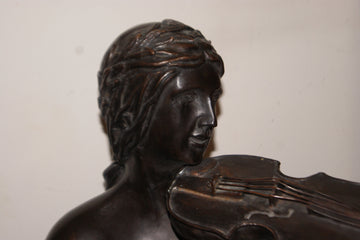 Sculpture française du début des années 1900 représentant une dame avec un violon