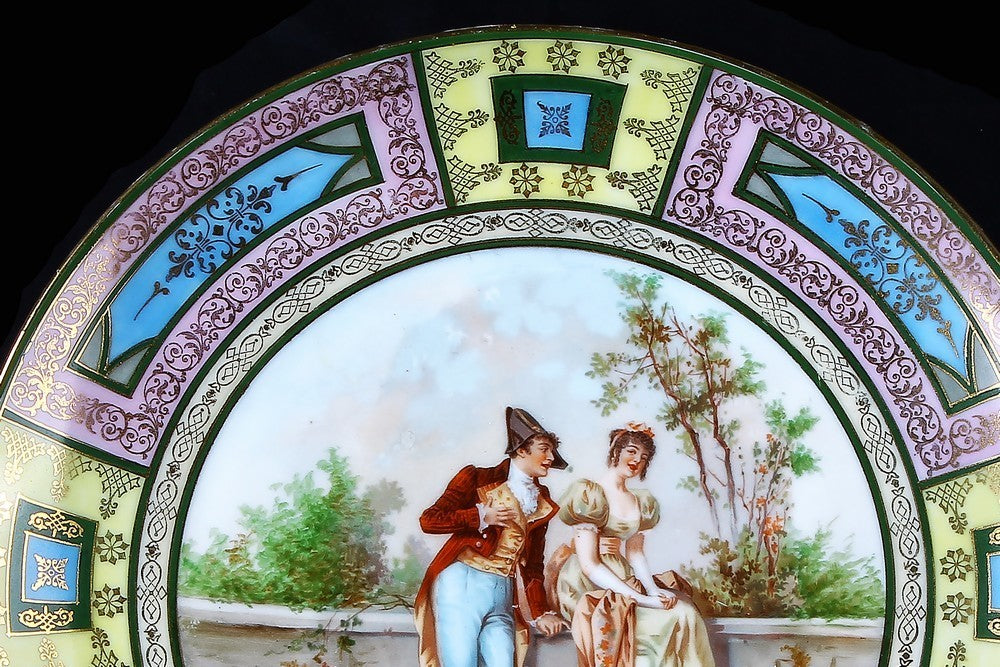 Antico grande piatto in porcellana di Vienna decorato in policromia