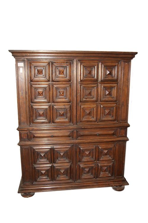 Credenza di inizio 1900 stile Rinascimento in legno di noce