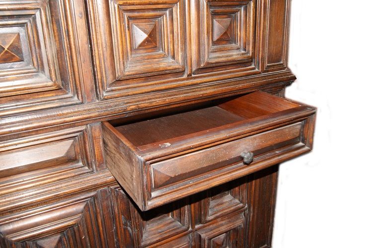 Credenza di inizio 1900 stile Rinascimento in legno di noce