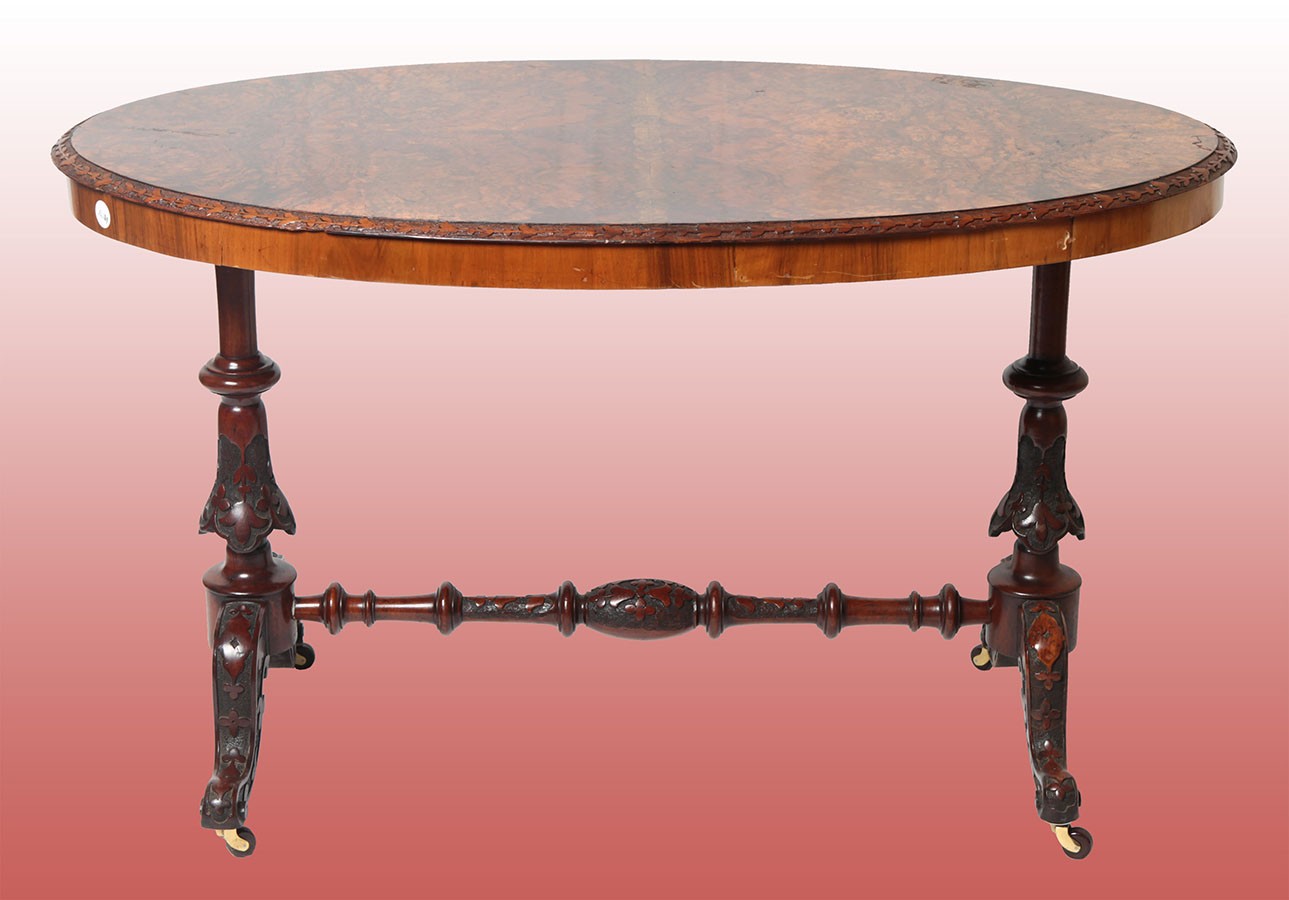 Antico tavolino irlandese del 1800 in noce con intagli 