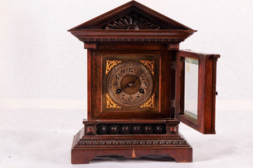 Pendule de table anglaise antique en chêne avec sculptures