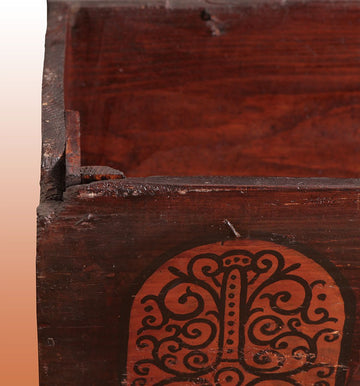 Coffre italien ancien du 19ème siècle en bois de peuplier décoré