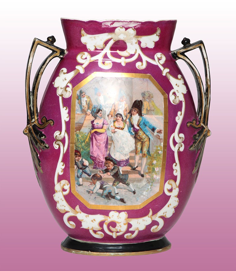 Vase en porcelaine émaillée et décorée