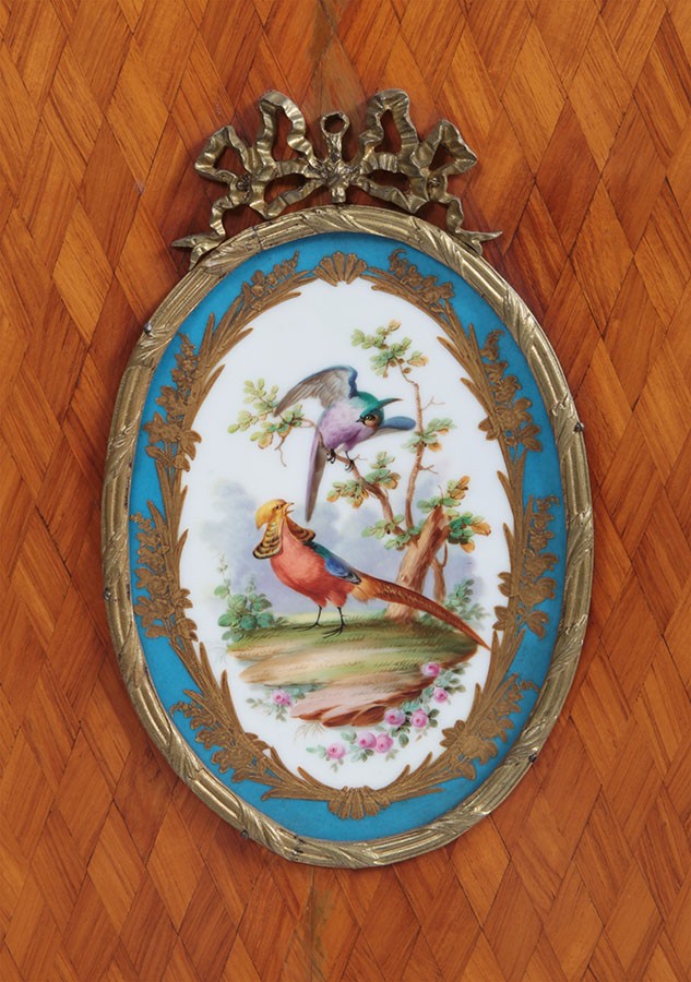 Coppia di antichi credenzini francesi del 1800 con porcellana sevres