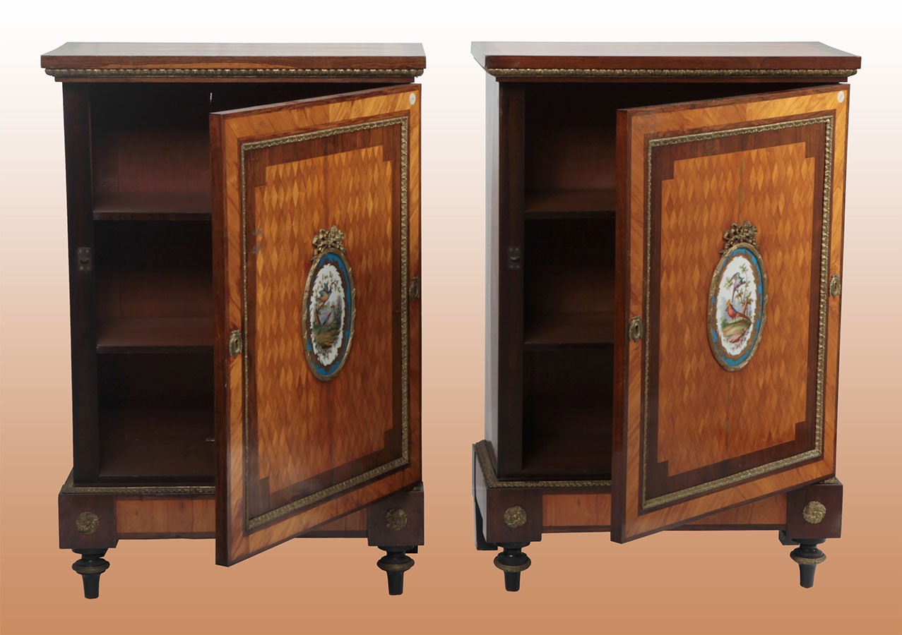 Coppia di antichi credenzini francesi del 1800 con porcellana sevres