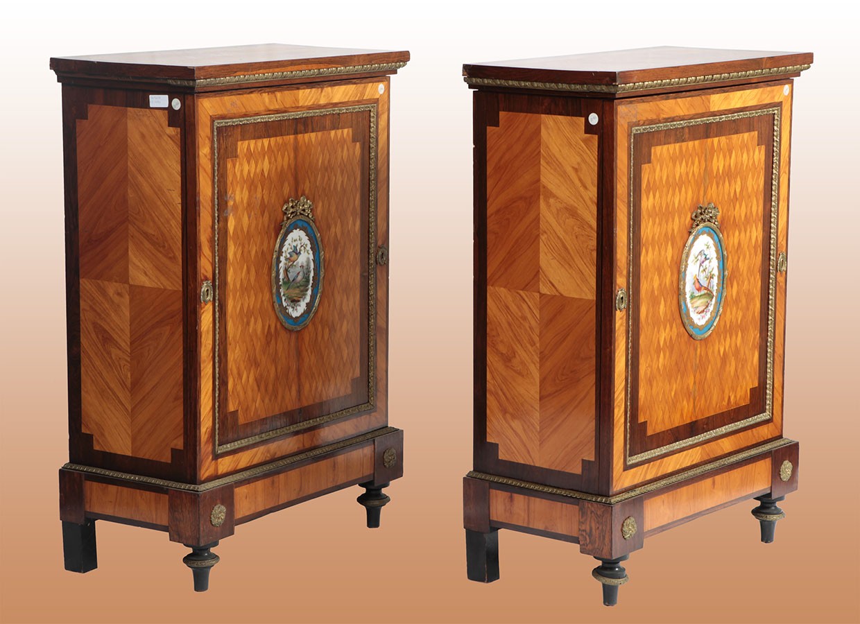 Coppia di antichi credenzini francesi del 1800 con porcellana sevres