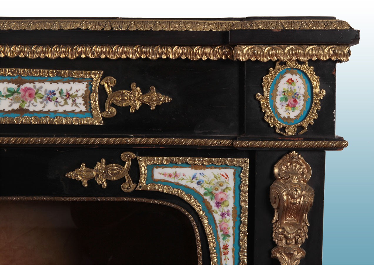 Coppia di antichi credenzini francesi del 1800 in ebano con porcellana