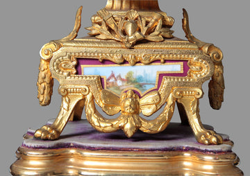 Trittico composto da orologio e due vasi in porcellana